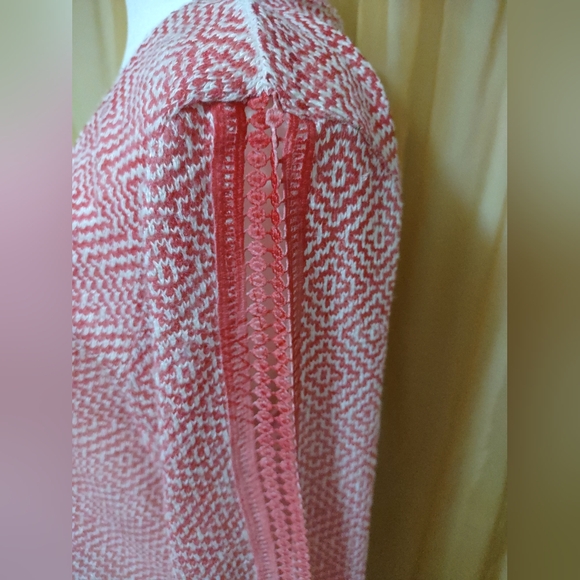 NWOT Women's New Directions V-neck sweater with lace sleeve inset Coral & Grey. - Picture 3 of 7